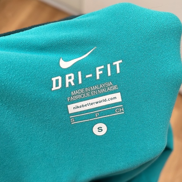 Women’s Nike Quarter Zip - Picture 3 of 3
